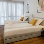 *C4S* Passau City Queensize Bett 2 Personen 4K Smart TV Netflix Wifi Küche Dusche WC Smart Check In Parkplatz