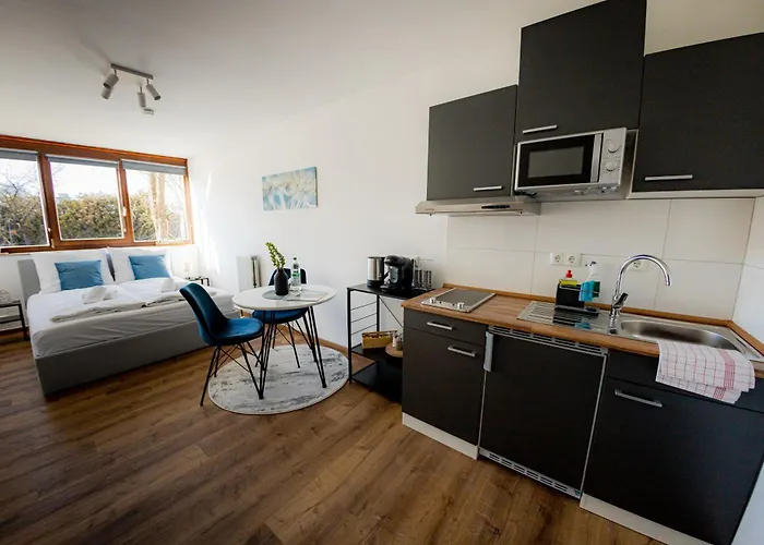 *C4S* Passau City Queensize Bett 2 Personen 4K Smart TV Netflix Wifi Küche Dusche WC Smart Check In Parkplatz