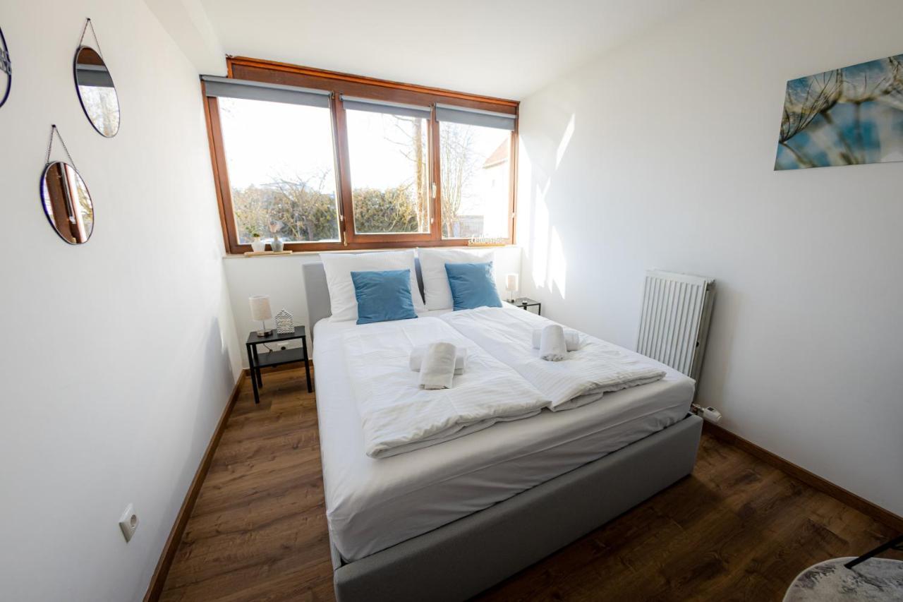*c4s* City Queensize Bett 2 Personen 4k Smart Tv Netflix Wifi Küche Dusche Wc Smart Check In Parkplatz Apartment
