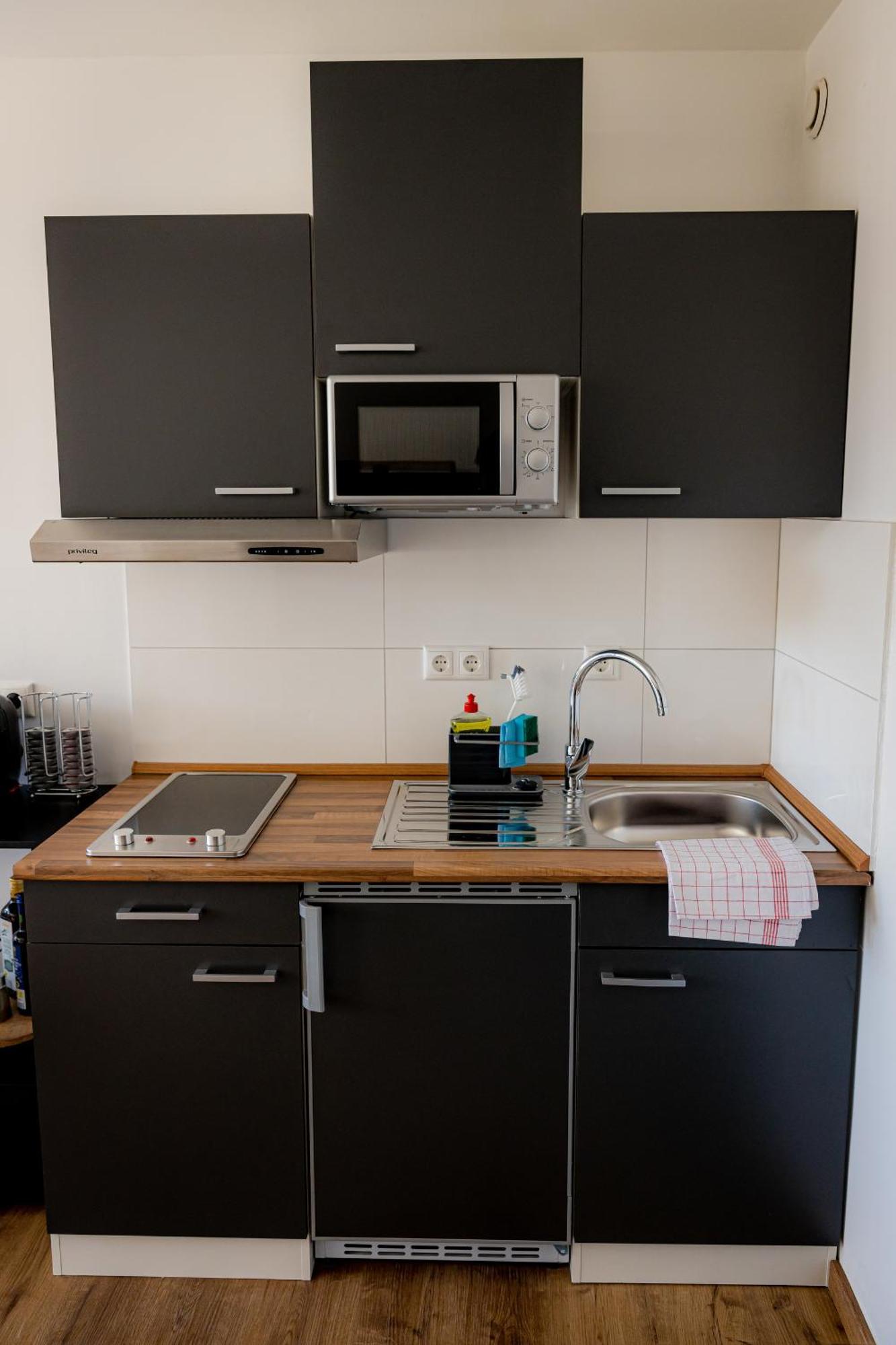 *c4s* City Queensize Bett 2 Personen 4k Smart Tv Netflix Wifi Küche Dusche Wc Smart Check In Parkplatz Apartment