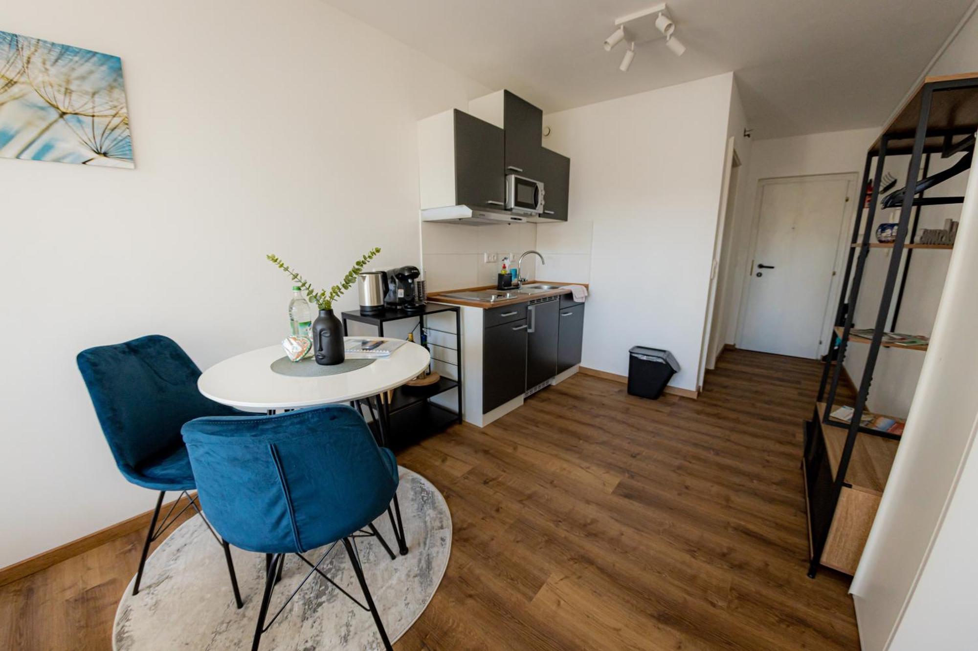 *c4s* City Queensize Bett 2 Personen 4k Smart Tv Netflix Wifi Küche Dusche Wc Smart Check In Parkplatz Apartment *