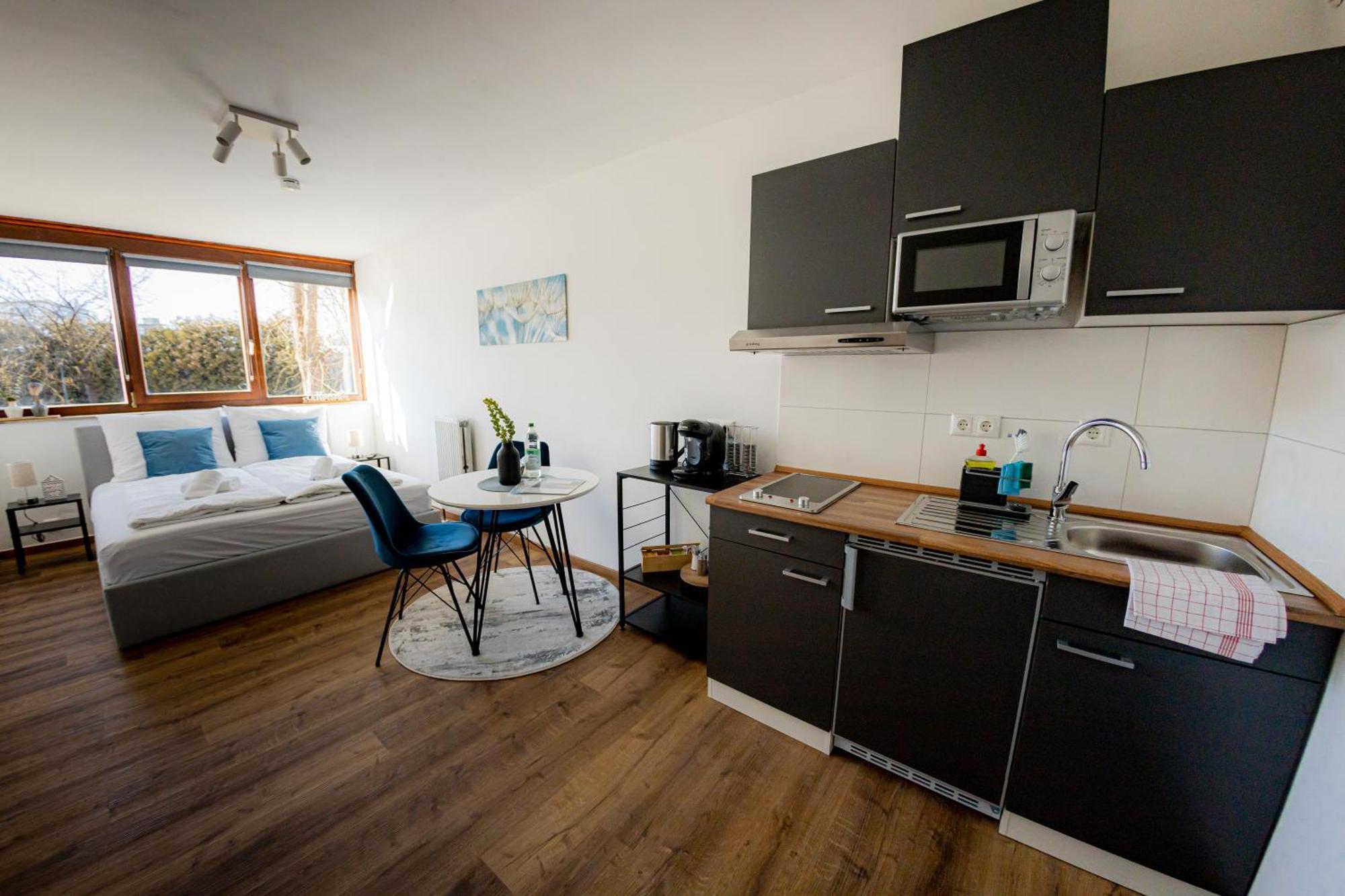 *c4s* City Queensize Bett 2 Personen 4k Smart Tv Netflix Wifi Küche Dusche Wc Smart Check In Parkplatz Apartment