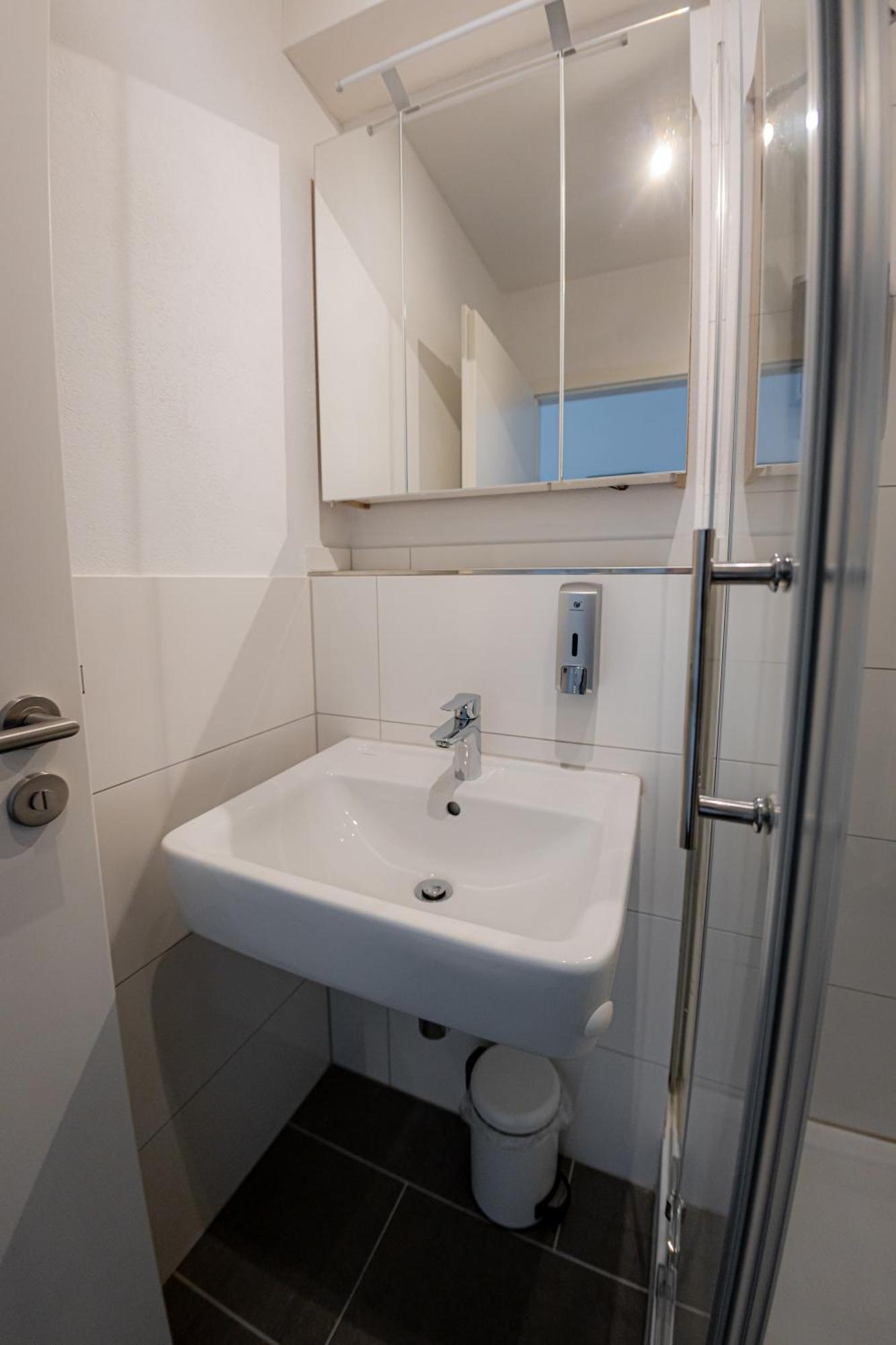 *c4s* City Queensize Bett 2 Personen 4k Smart Tv Netflix Wifi Küche Dusche Wc Smart Check In Parkplatz Apartment *