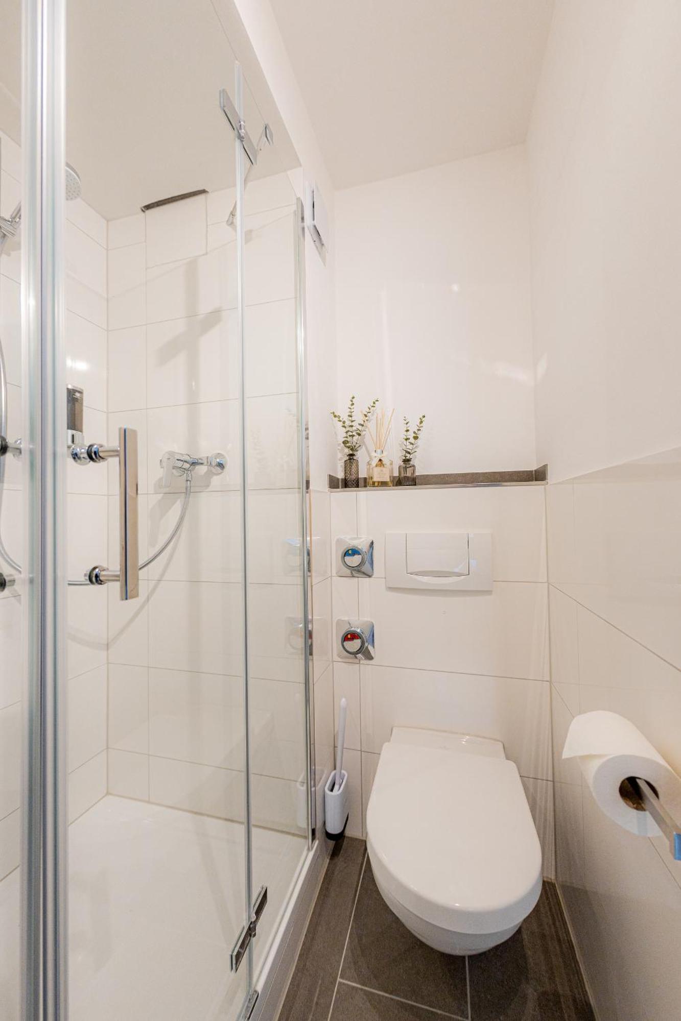 *c4s* City Queensize Bett 2 Personen 4k Smart Tv Netflix Wifi Küche Dusche Wc Smart Check In Parkplatz * Passau