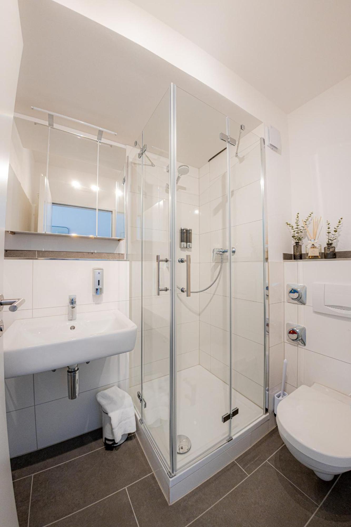 *c4s* City Queensize Bett 2 Personen 4k Smart Tv Netflix Wifi Küche Dusche Wc Smart Check In Parkplatz Passau