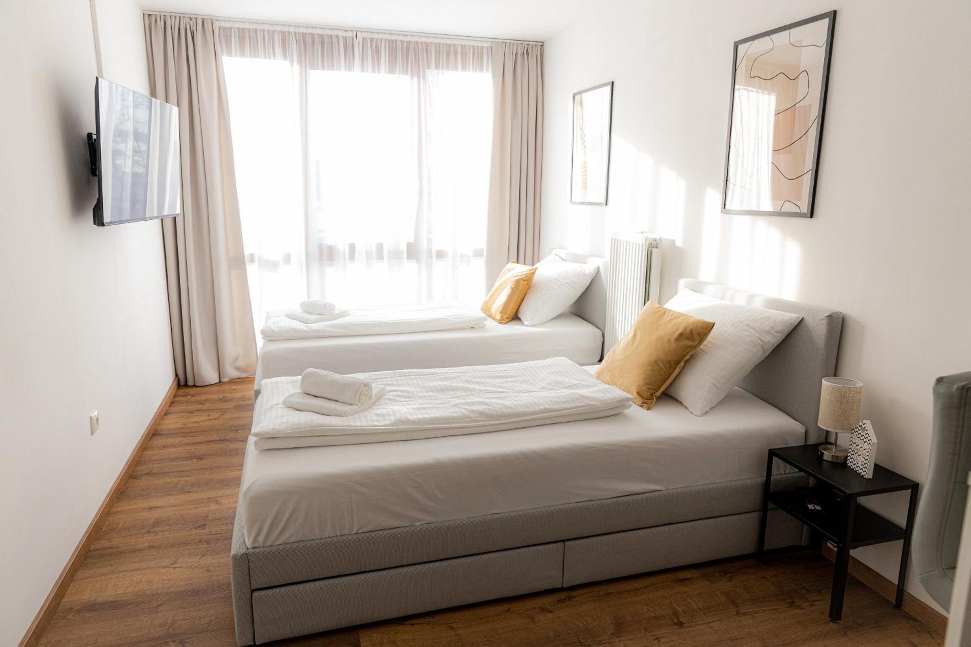 *c4s* City Queensize Bett 2 Personen 4k Smart Tv Netflix Wifi Küche Dusche Wc Smart Check In Parkplatz *