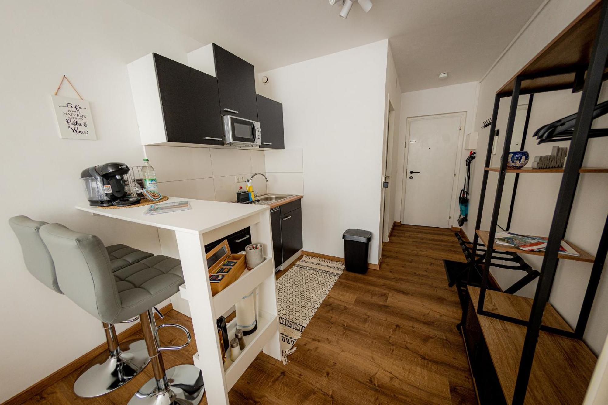 *c4s* City Queensize Bett 2 Personen 4k Smart Tv Netflix Wifi Küche Dusche Wc Smart Check In Parkplatz Passau