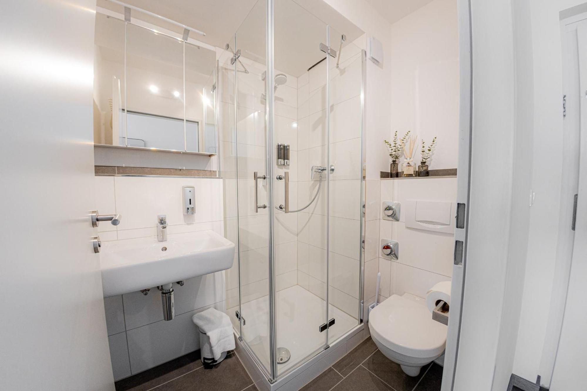 *c4s* City Queensize Bett 2 Personen 4k Smart Tv Netflix Wifi Küche Dusche Wc Smart Check In Parkplatz Apartment *