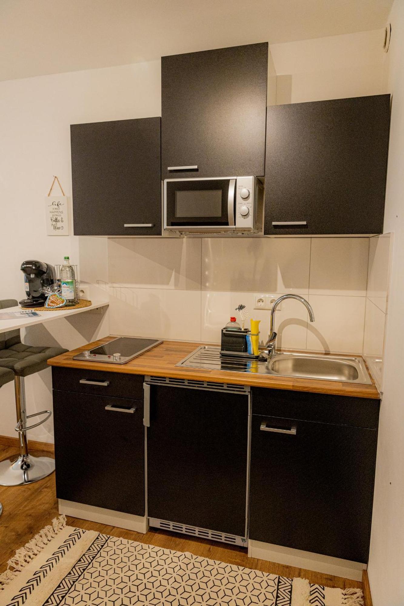 *c4s* City Queensize Bett 2 Personen 4k Smart Tv Netflix Wifi Küche Dusche Wc Smart Check In Parkplatz