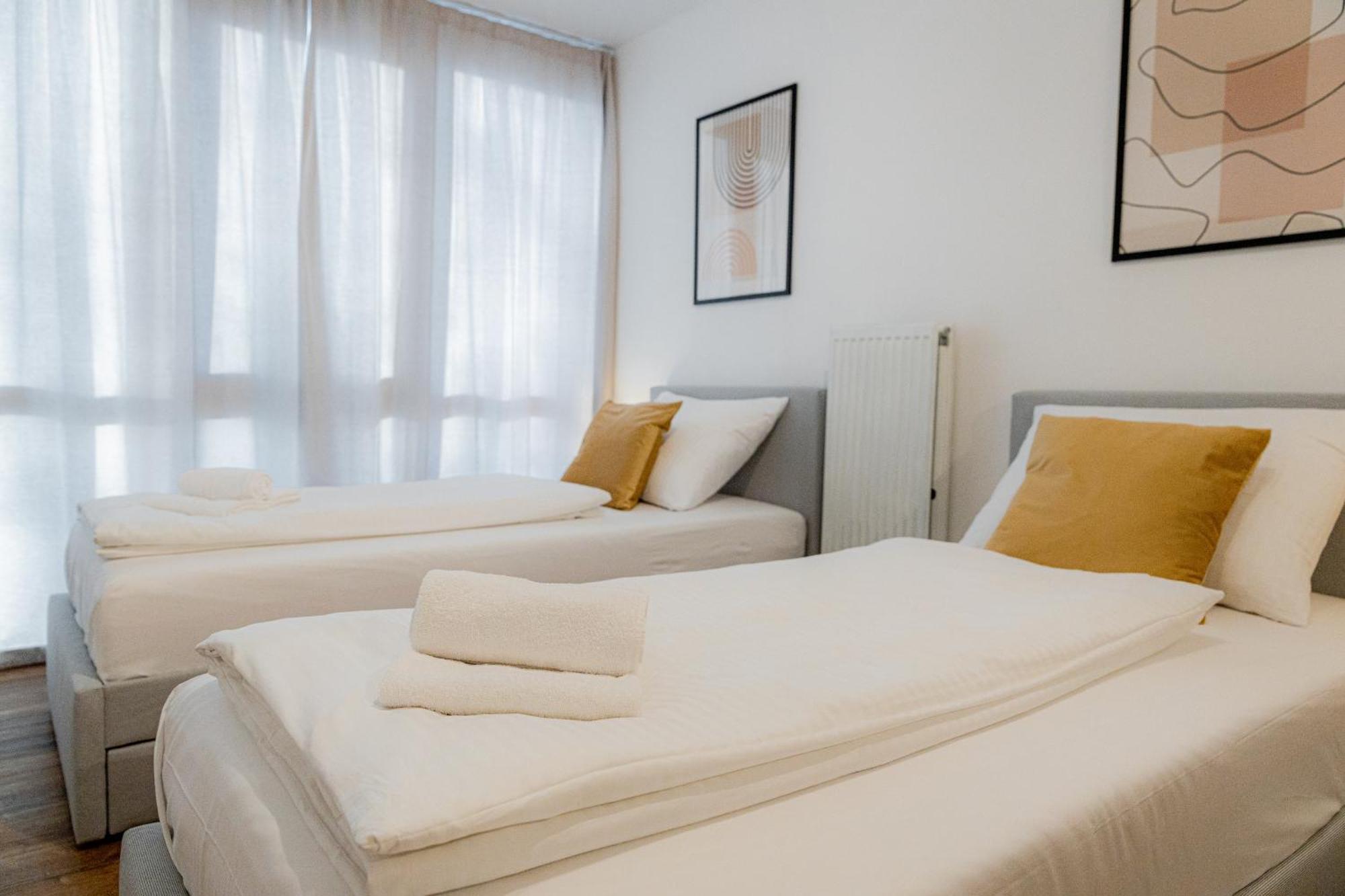 *c4s* City Queensize Bett 2 Personen 4k Smart Tv Netflix Wifi Küche Dusche Wc Smart Check In Parkplatz Passau